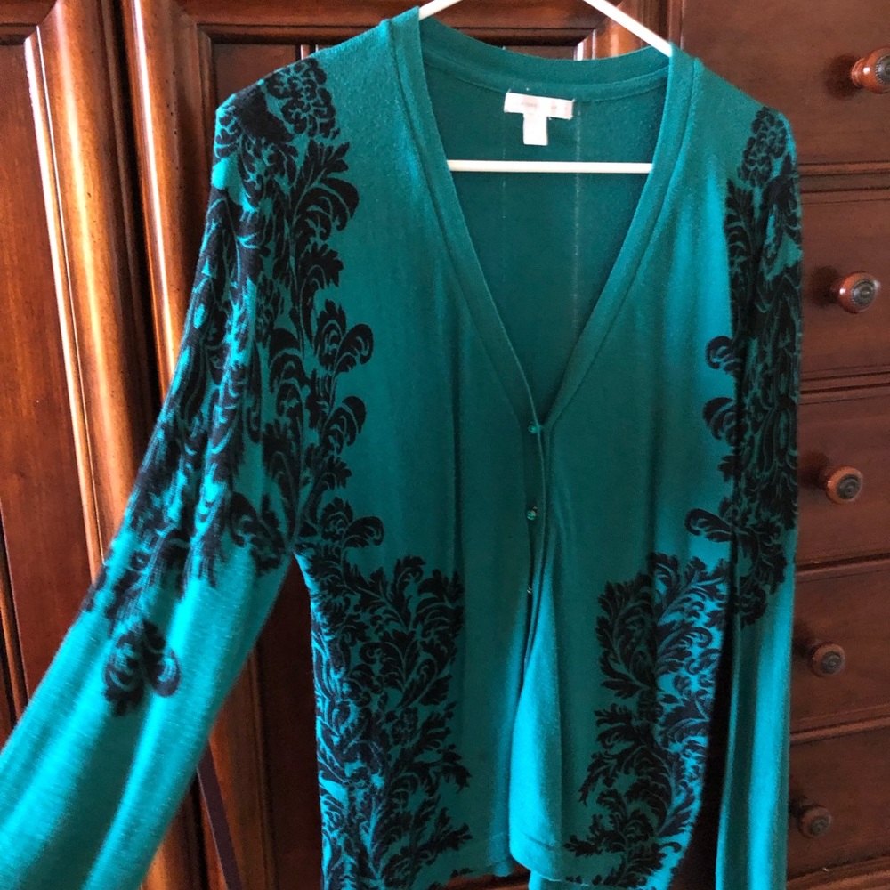 Beautiful emerald green sweater wi/black appliqué